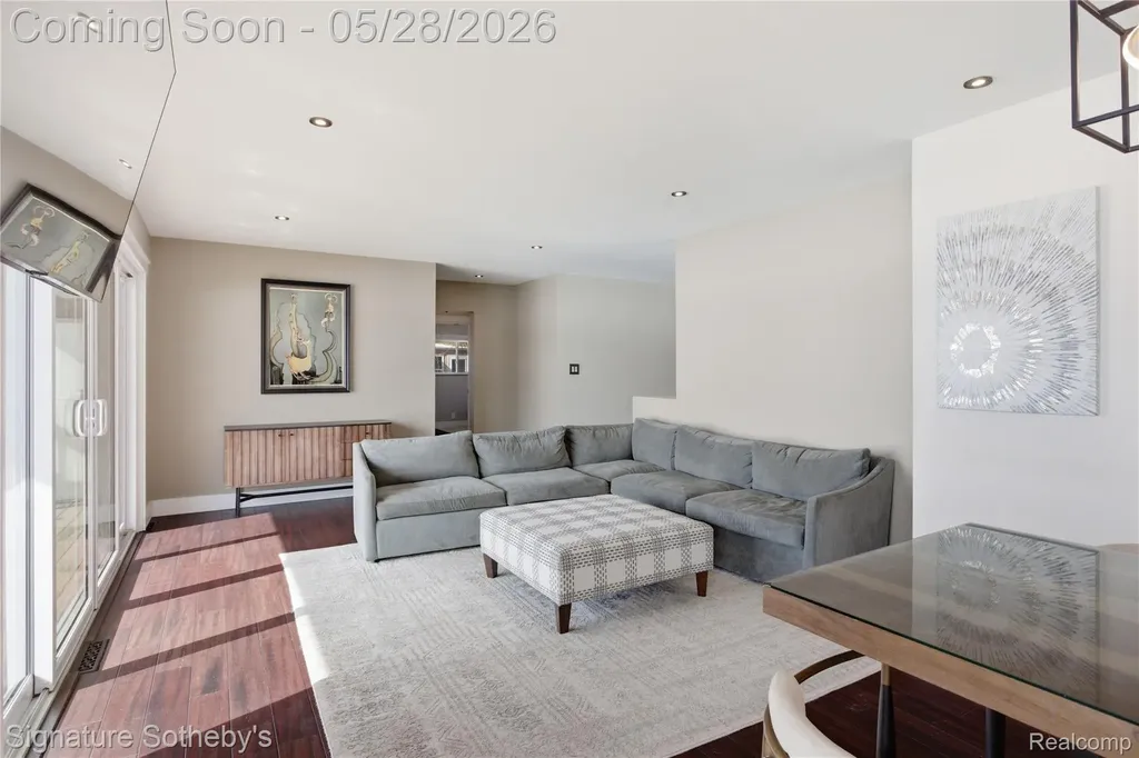 2497 W Walton Boulevard Waterford Charter Township MI 48329