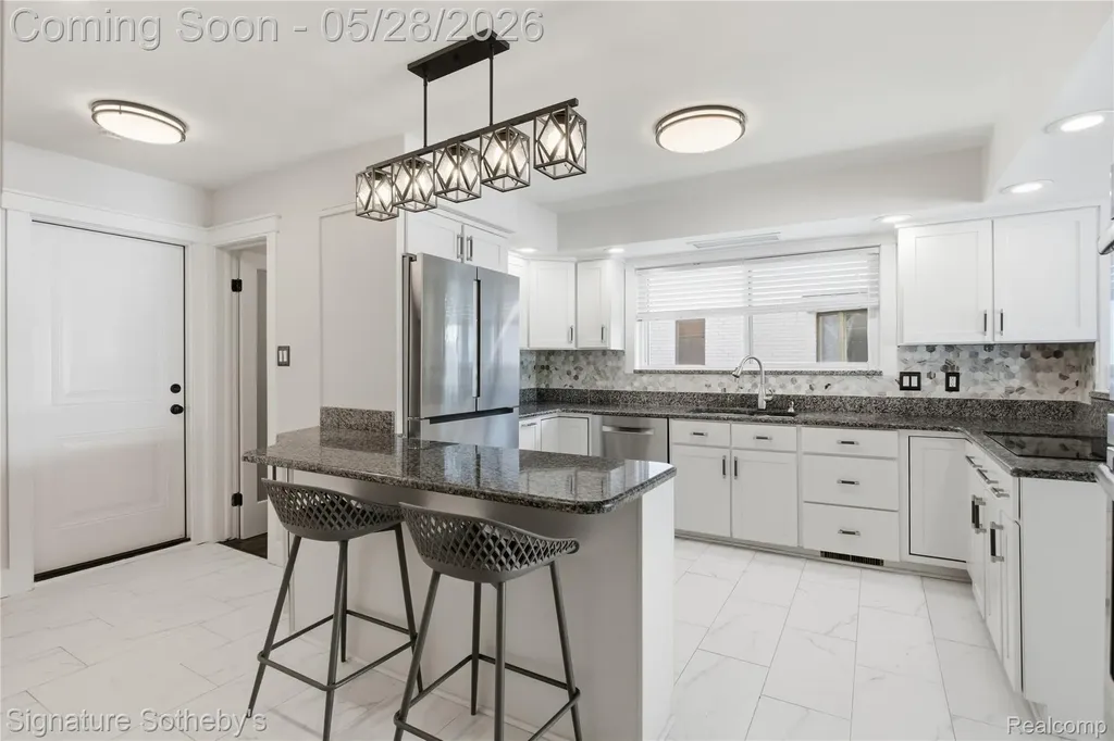 2497 W Walton Boulevard Waterford Charter Township MI 48329