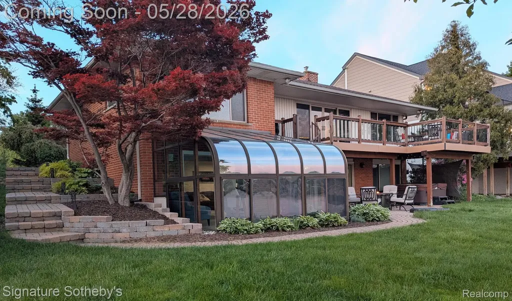 2497 W Walton Boulevard Waterford Charter Township MI 48329