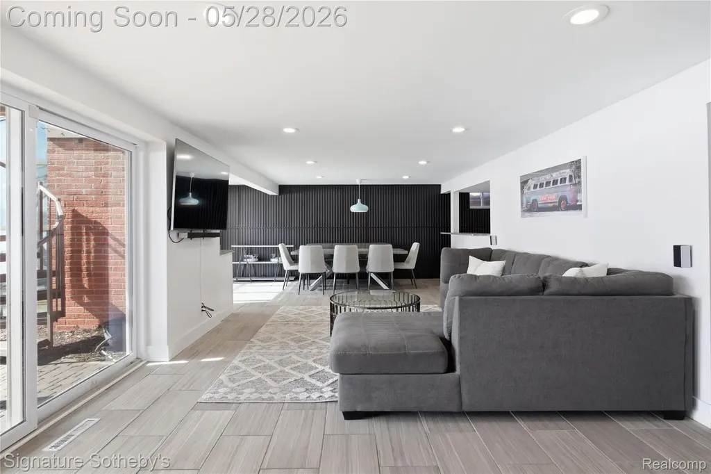 2497 W Walton Boulevard Waterford Charter Township MI 48329
