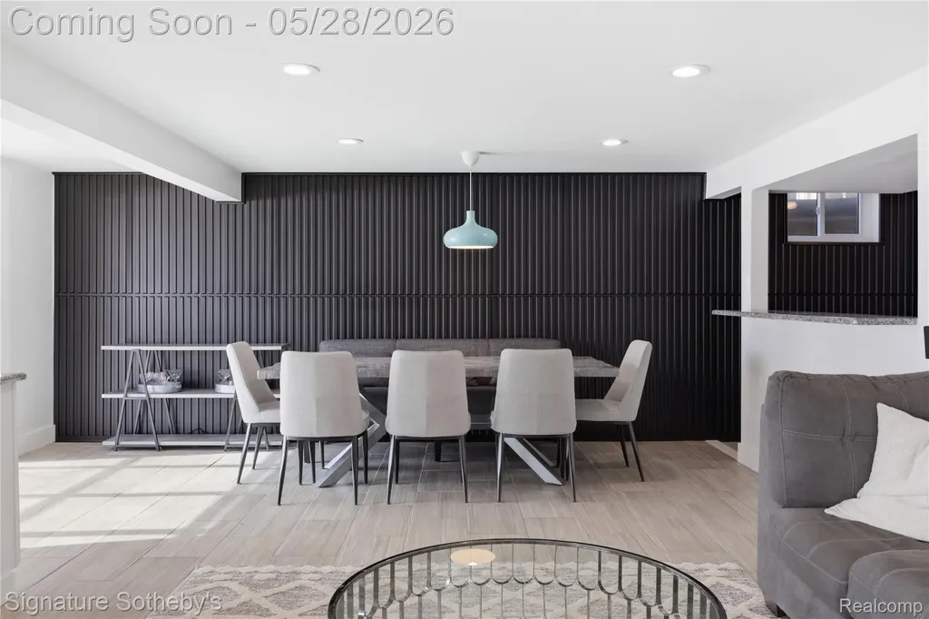 2497 W Walton Boulevard Waterford Charter Township MI 48329