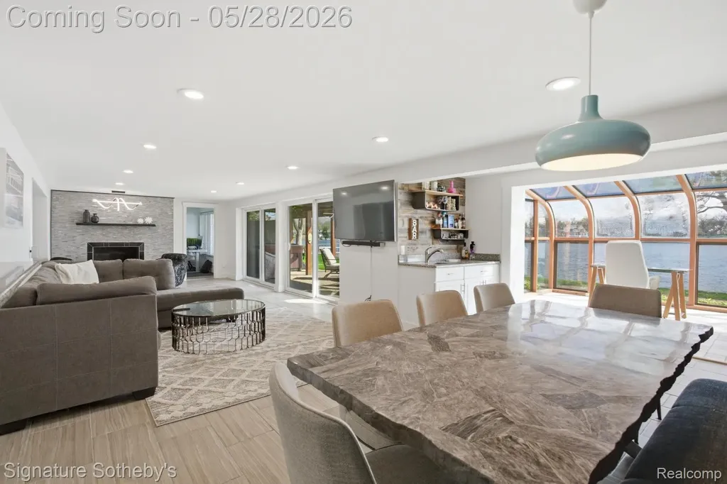 2497 W Walton Boulevard Waterford Charter Township MI 48329