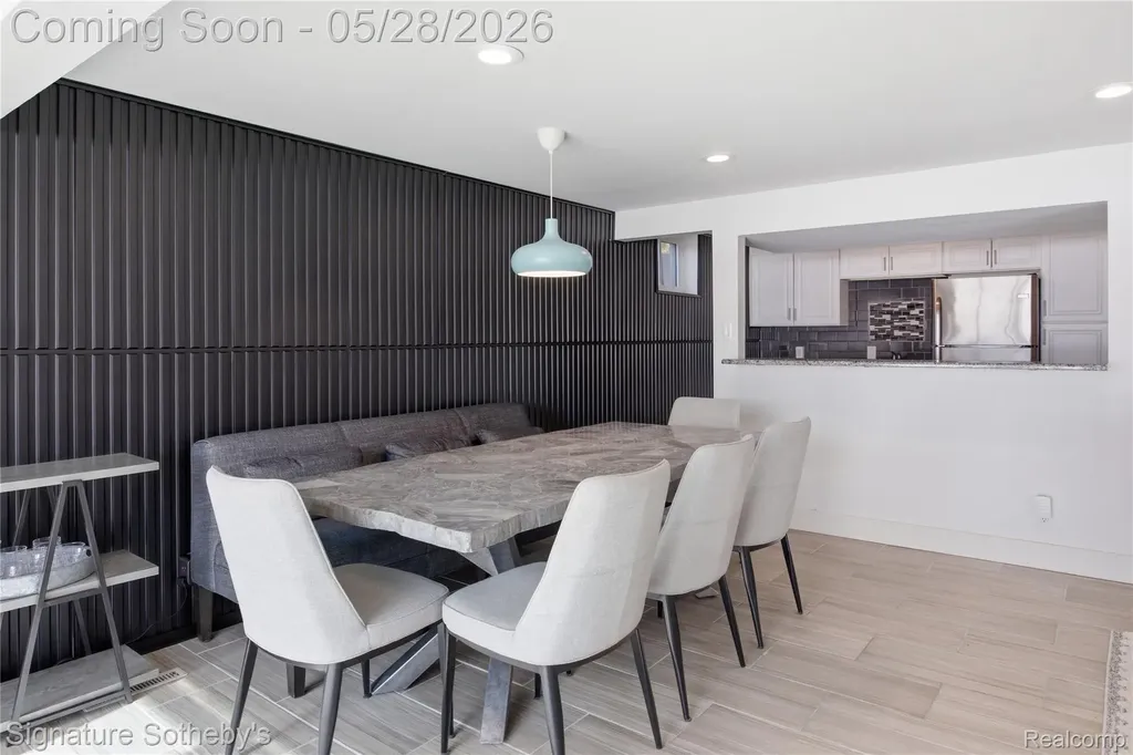 2497 W Walton Boulevard Waterford Charter Township MI 48329