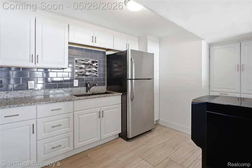 2497 W Walton Boulevard Waterford Charter Township MI 48329