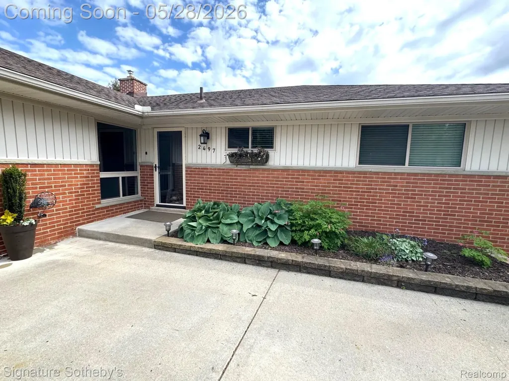 2497 W Walton Boulevard Waterford Charter Township MI 48329