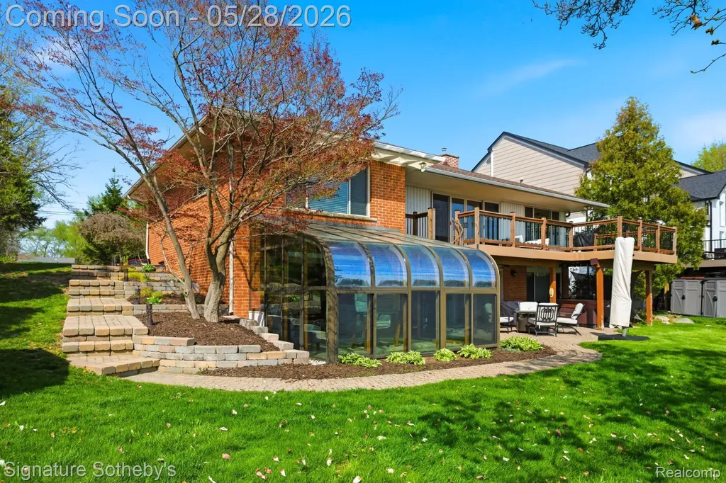 2497 W Walton Boulevard Waterford Charter Township MI 48329