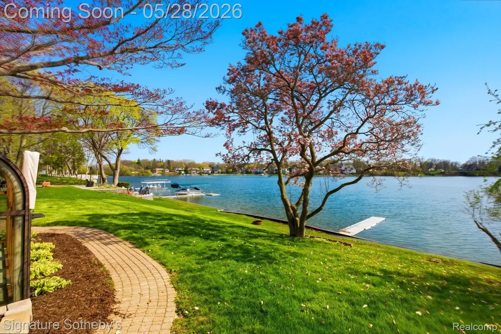 2497 W Walton Boulevard Waterford Charter Township MI 48329