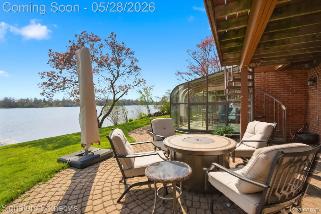2497 W Walton Boulevard Waterford Charter Township MI 48329
