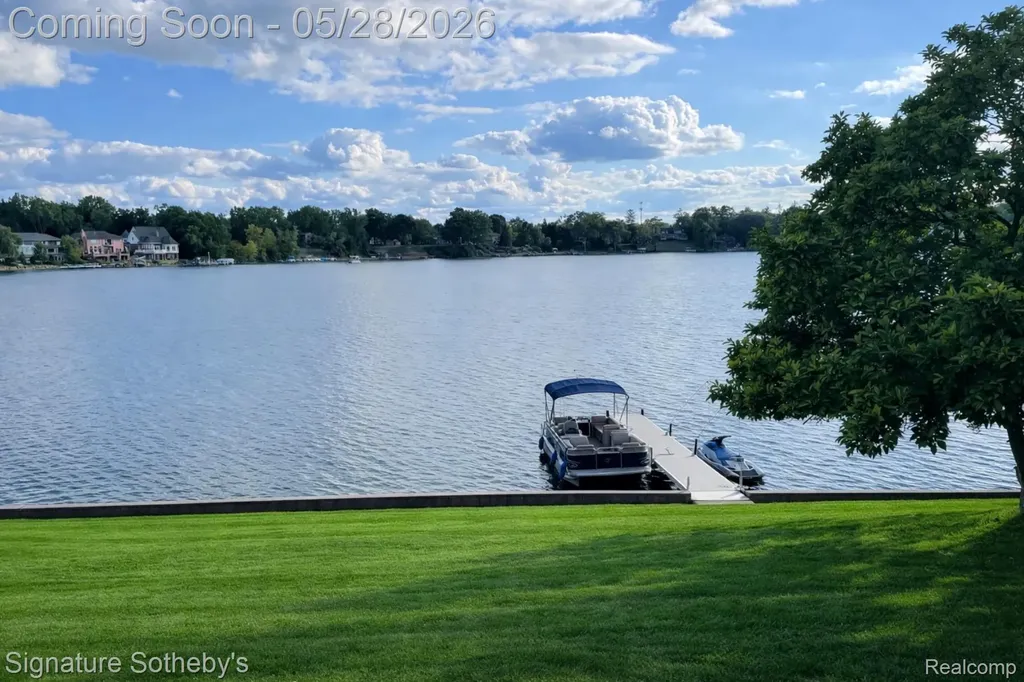 2497 W Walton Boulevard Waterford Charter Township MI 48329