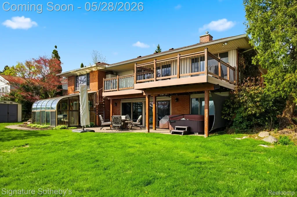 2497 W Walton Boulevard Waterford Charter Township MI 48329