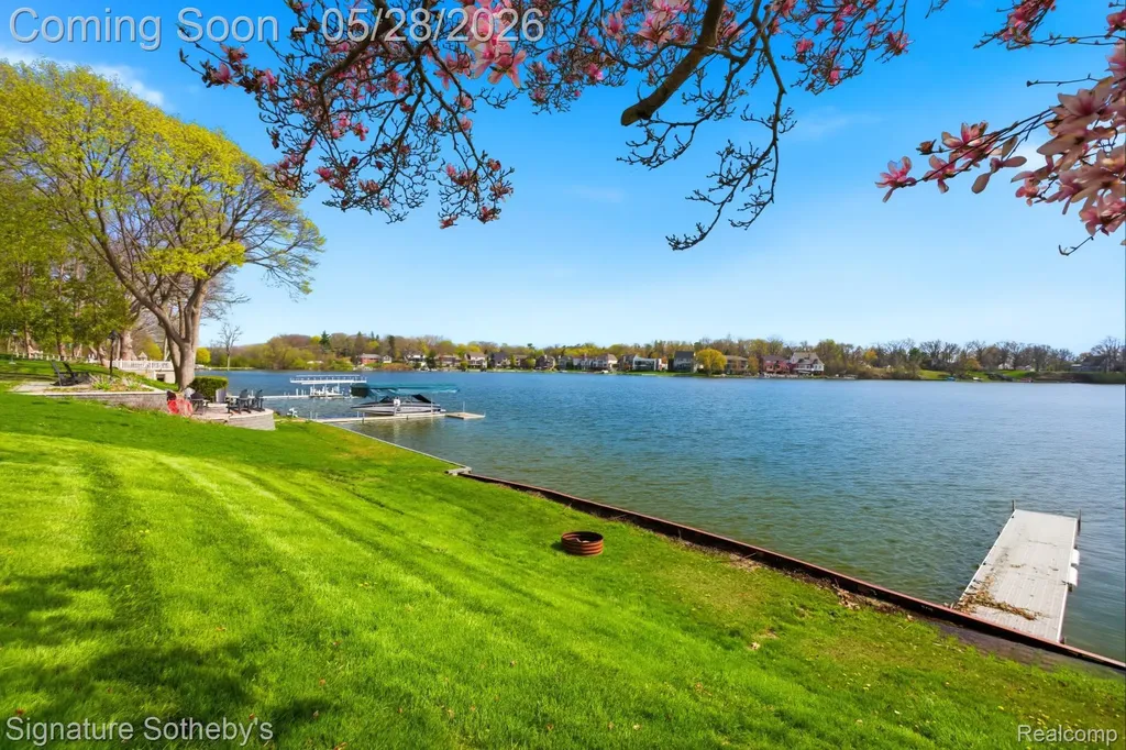 2497 W Walton Boulevard Waterford Charter Township MI 48329