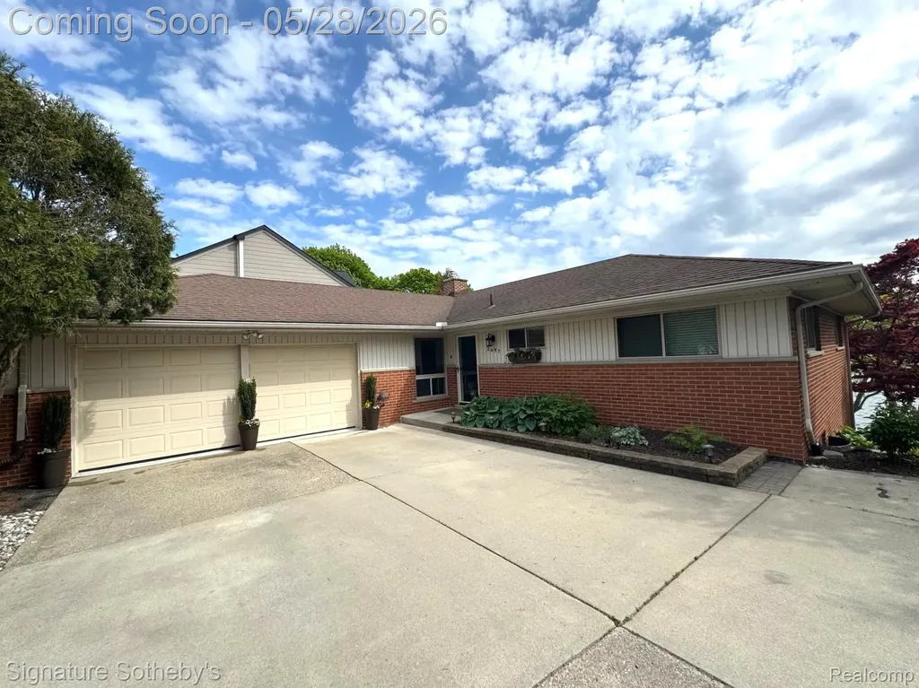 2497 W Walton Boulevard Waterford Charter Township MI 48329
