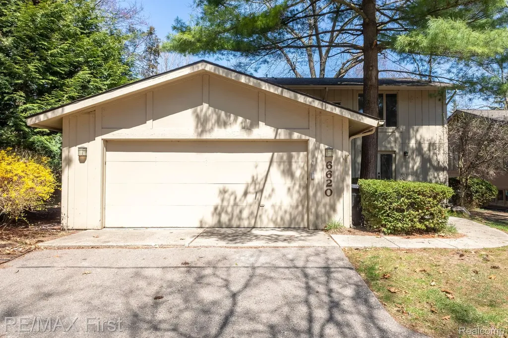 6620 Red Cedar Lane West Bloomfield Charter Township MI 48324