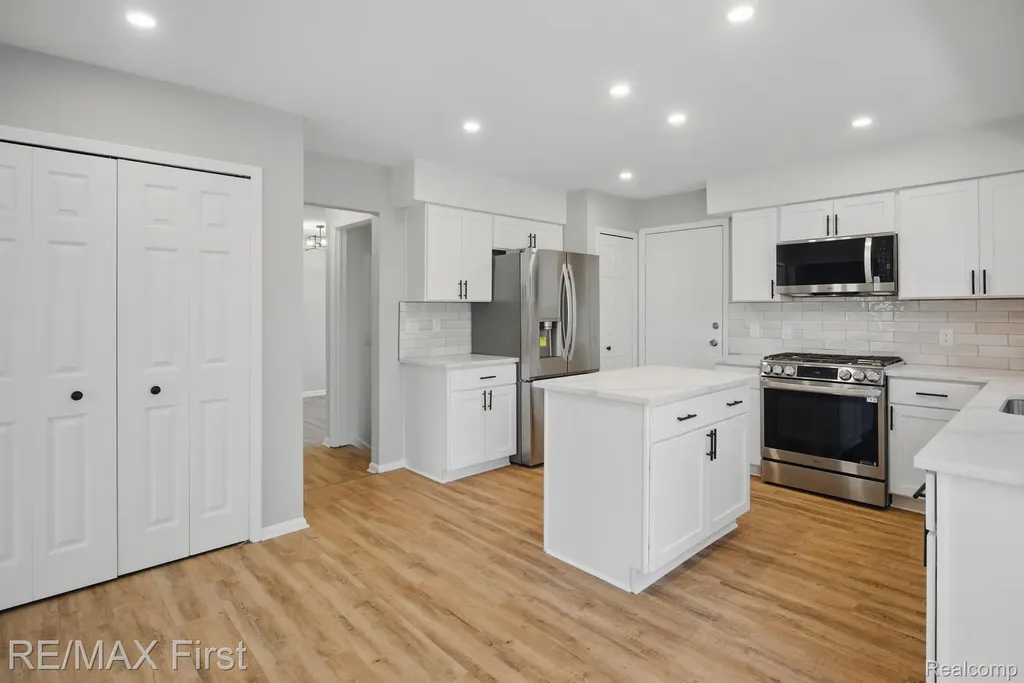 6620 Red Cedar Lane West Bloomfield Charter Township MI 48324