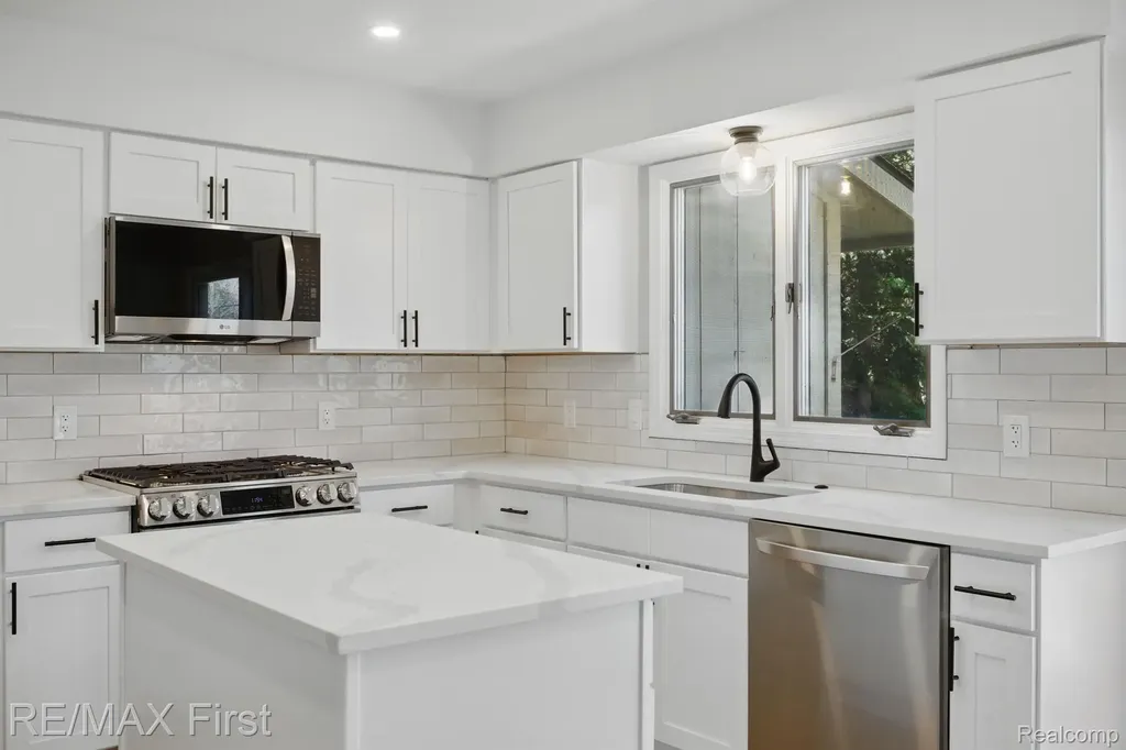 6620 Red Cedar Lane West Bloomfield Charter Township MI 48324