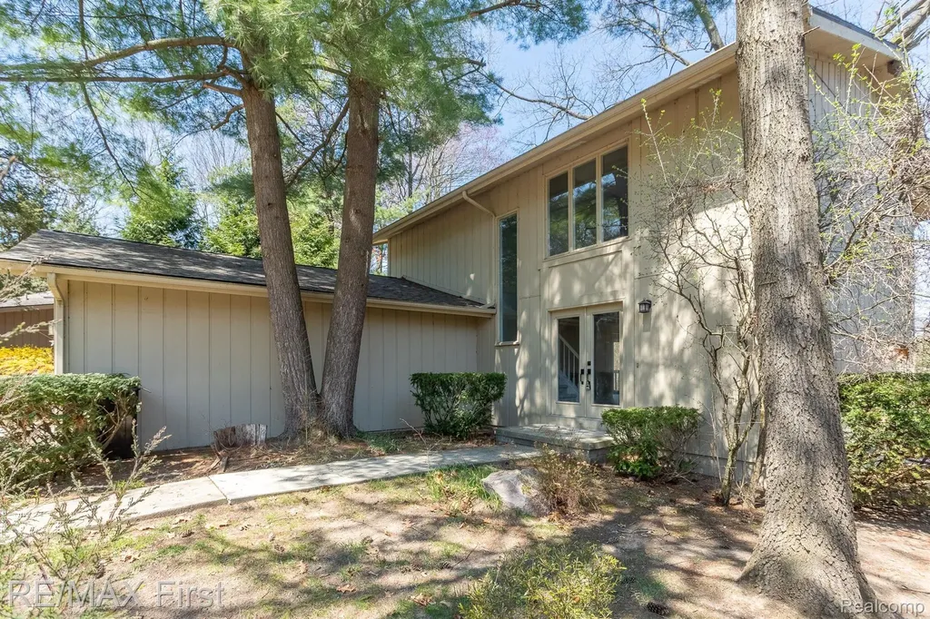 6620 Red Cedar Lane West Bloomfield Charter Township MI 48324
