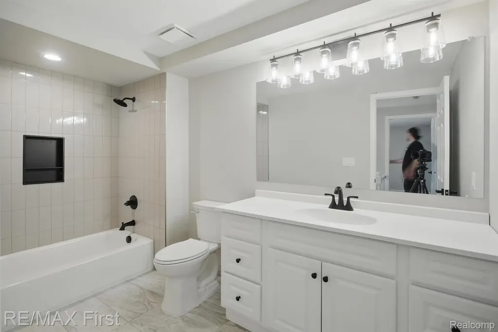 6620 Red Cedar Lane West Bloomfield Charter Township MI 48324