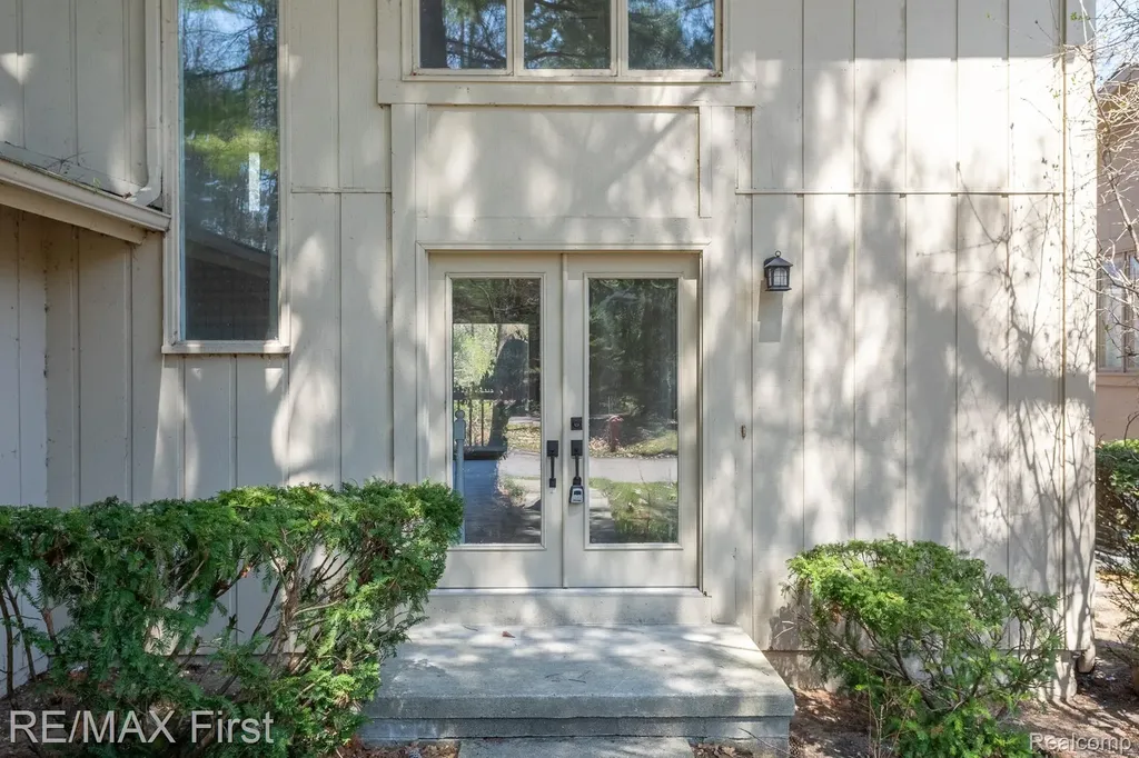 6620 Red Cedar Lane West Bloomfield Charter Township MI 48324