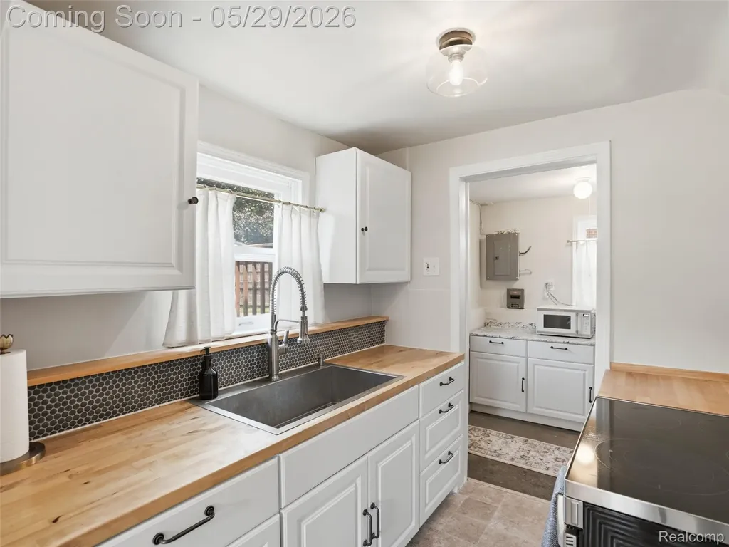 320 S Avery Road Waterford Charter Township MI 48328