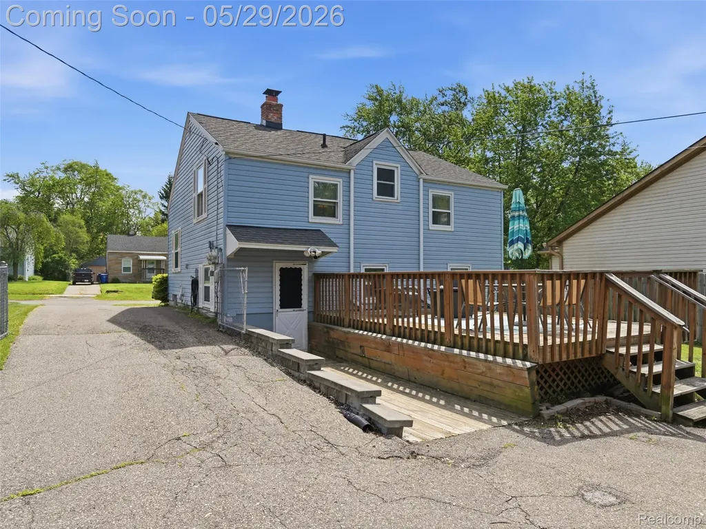 320 S Avery Road Waterford Charter Township MI 48328