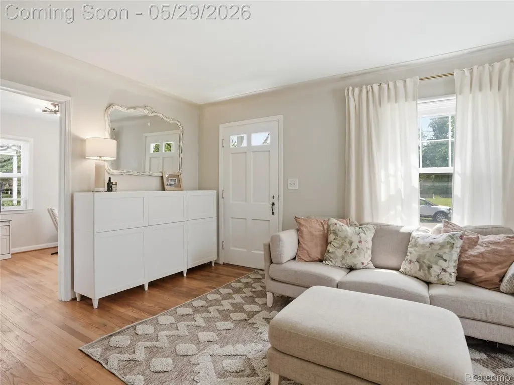 320 S Avery Road Waterford Charter Township MI 48328