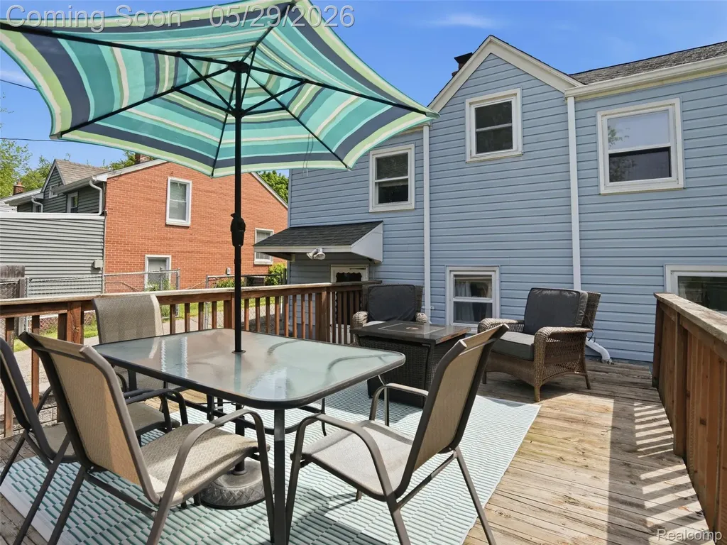 320 S Avery Road Waterford Charter Township MI 48328
