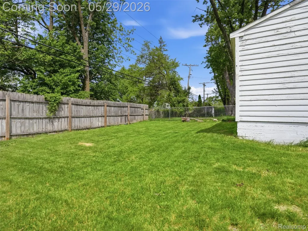 320 S Avery Road Waterford Charter Township MI 48328