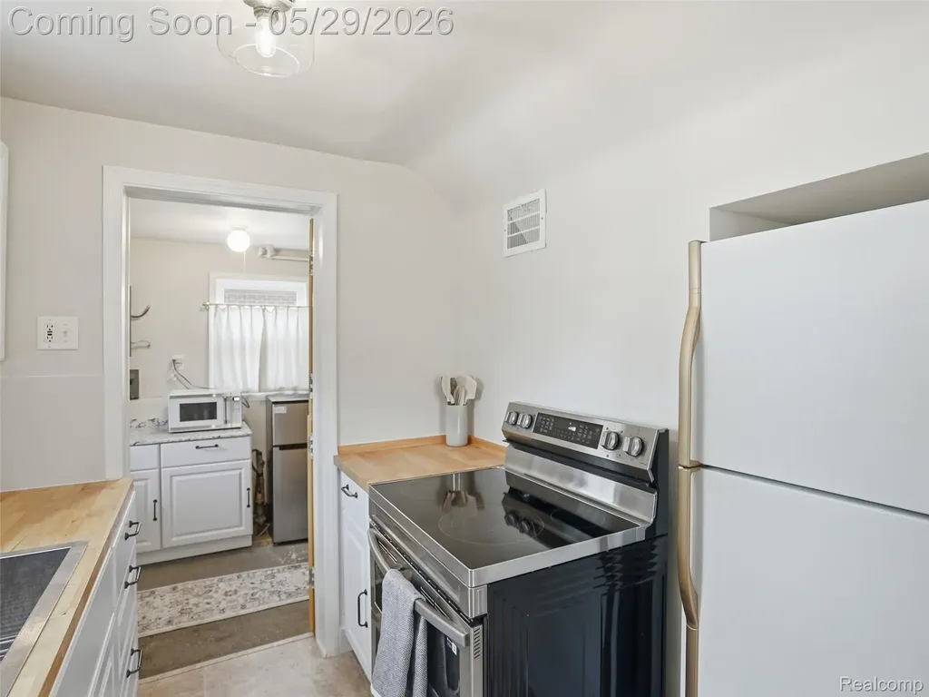 320 S Avery Road Waterford Charter Township MI 48328