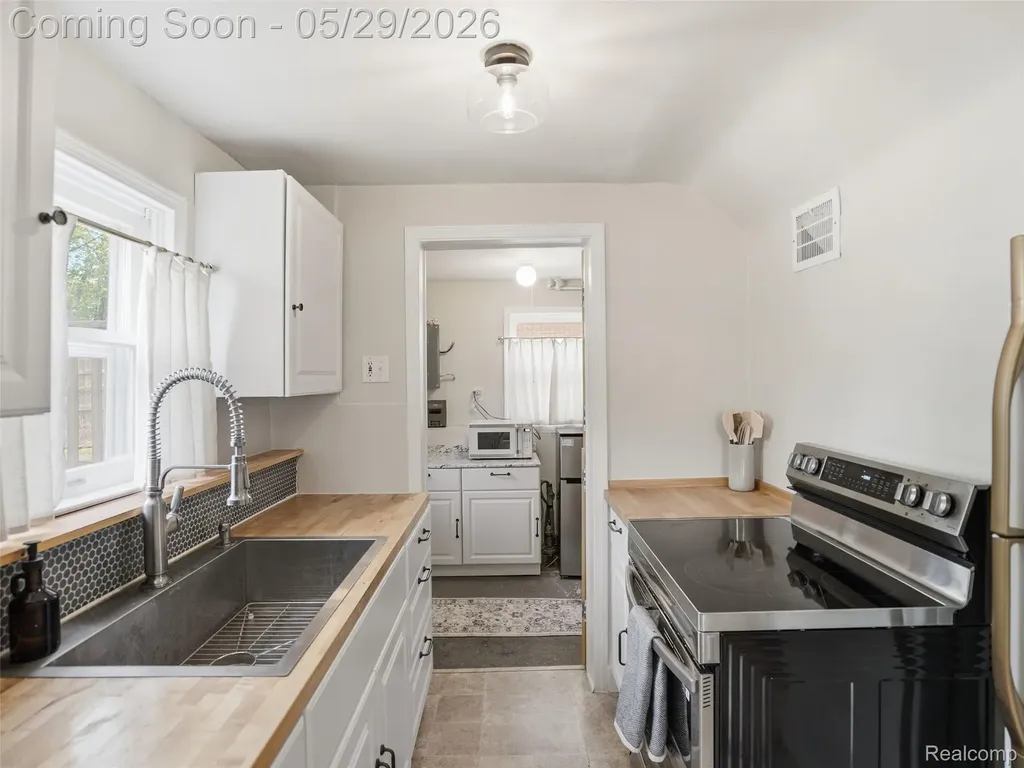 320 S Avery Road Waterford Charter Township MI 48328