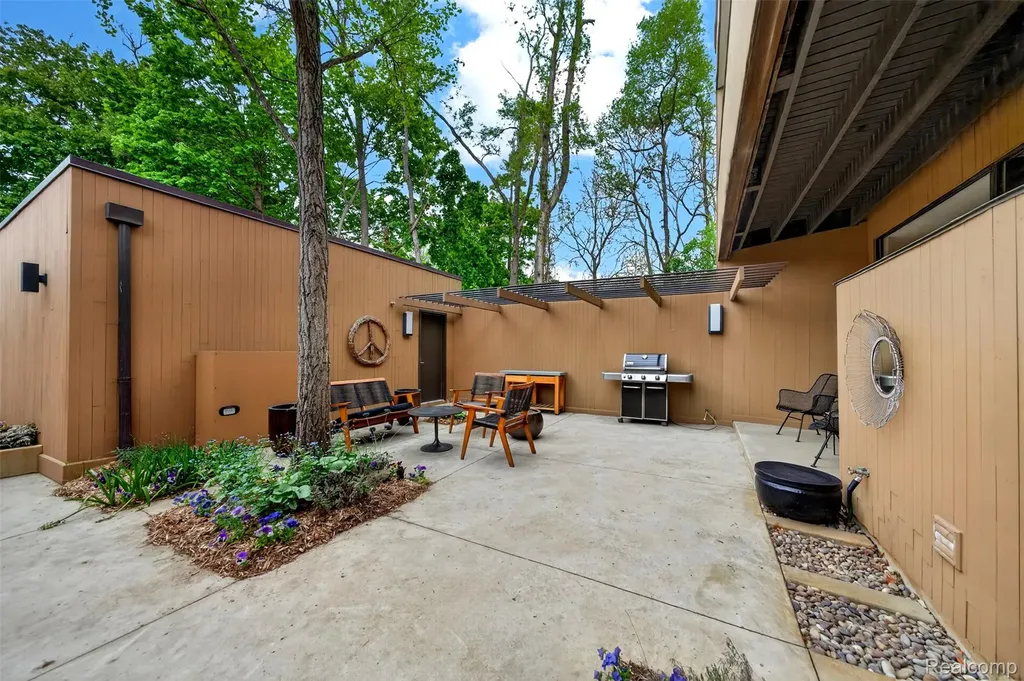 32714 Ravine Drive Franklin Village MI 48025