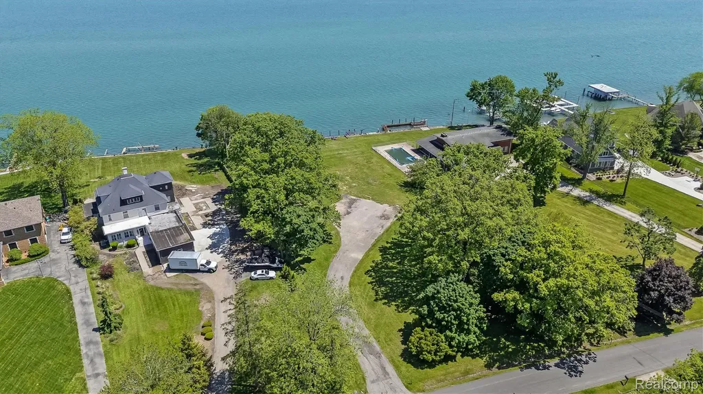 28095 Elba Drive Grosse Ile Township MI 48138