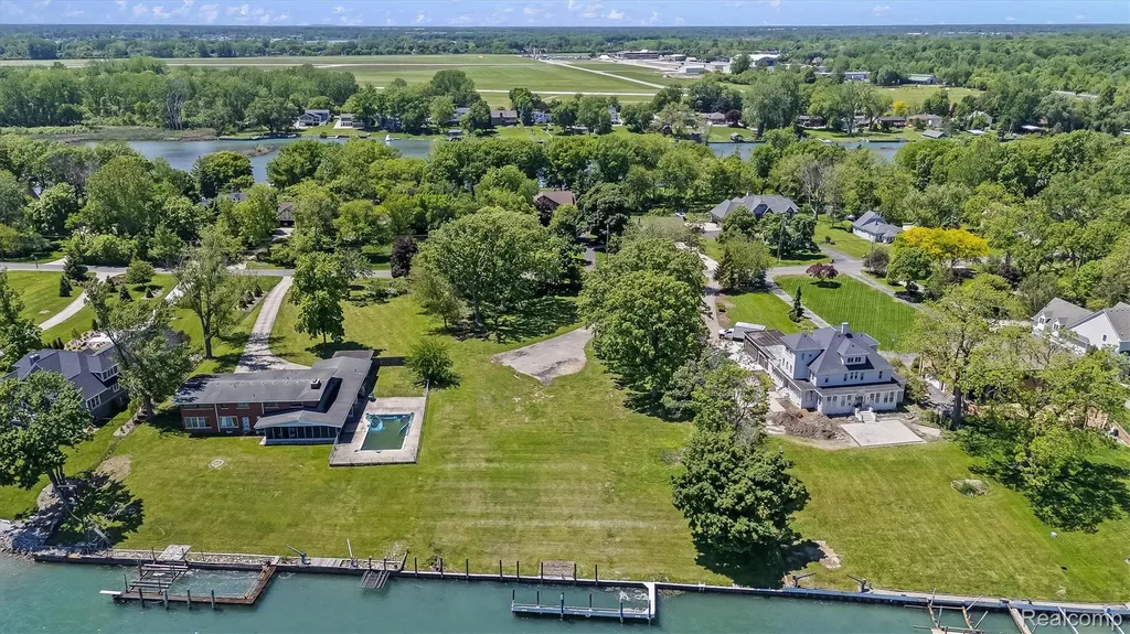 28095 Elba Drive Grosse Ile Township MI 48138