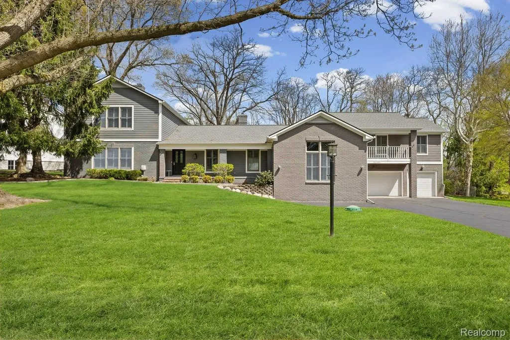 26296 Franklin Court Franklin Village MI 48025