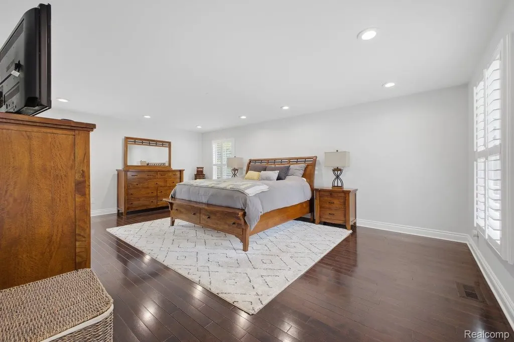 26296 Franklin Court Franklin Village MI 48025