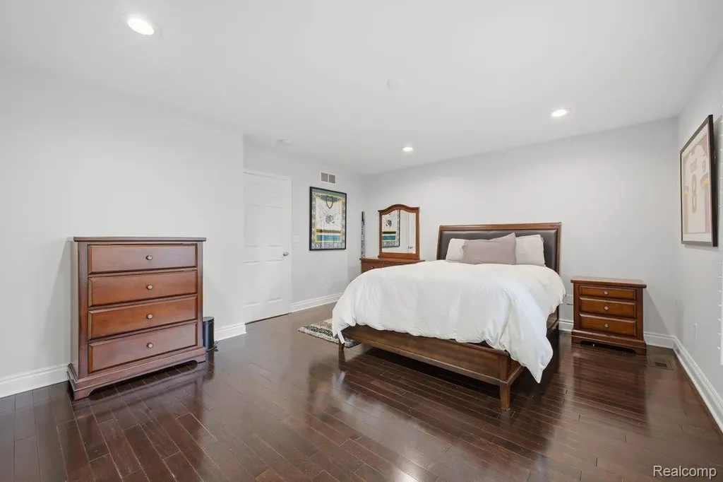 26296 Franklin Court Franklin Village MI 48025