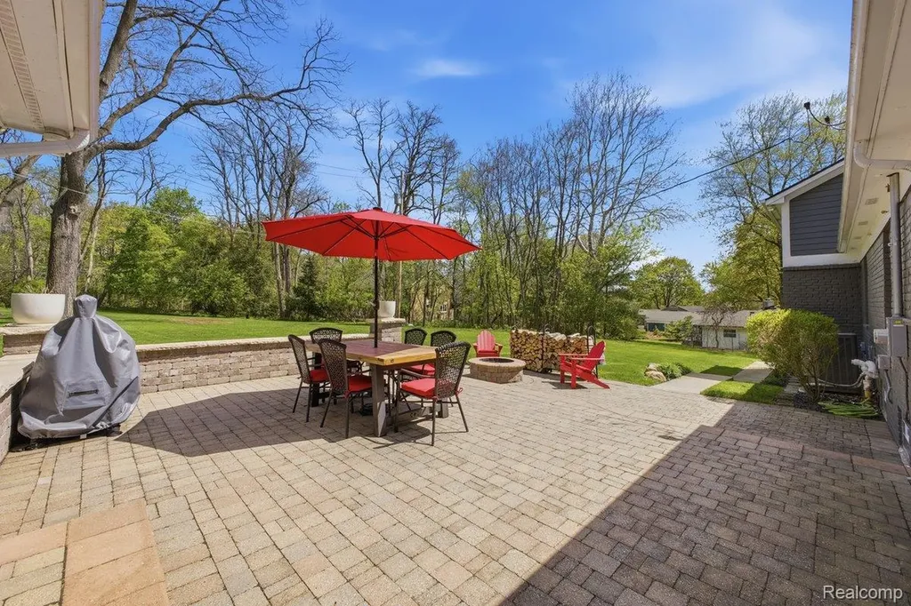 26296 Franklin Court Franklin Village MI 48025