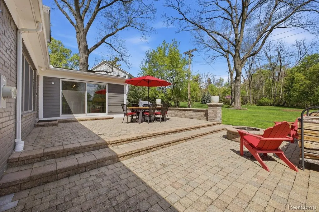 26296 Franklin Court Franklin Village MI 48025