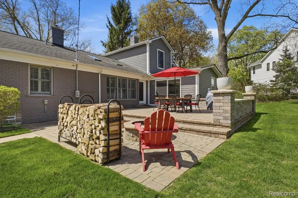 26296 Franklin Court Franklin Village MI 48025