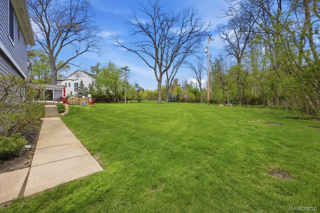 26296 Franklin Court Franklin Village MI 48025
