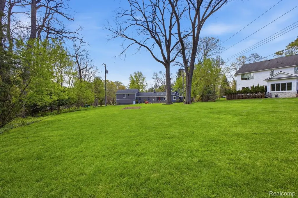 26296 Franklin Court Franklin Village MI 48025