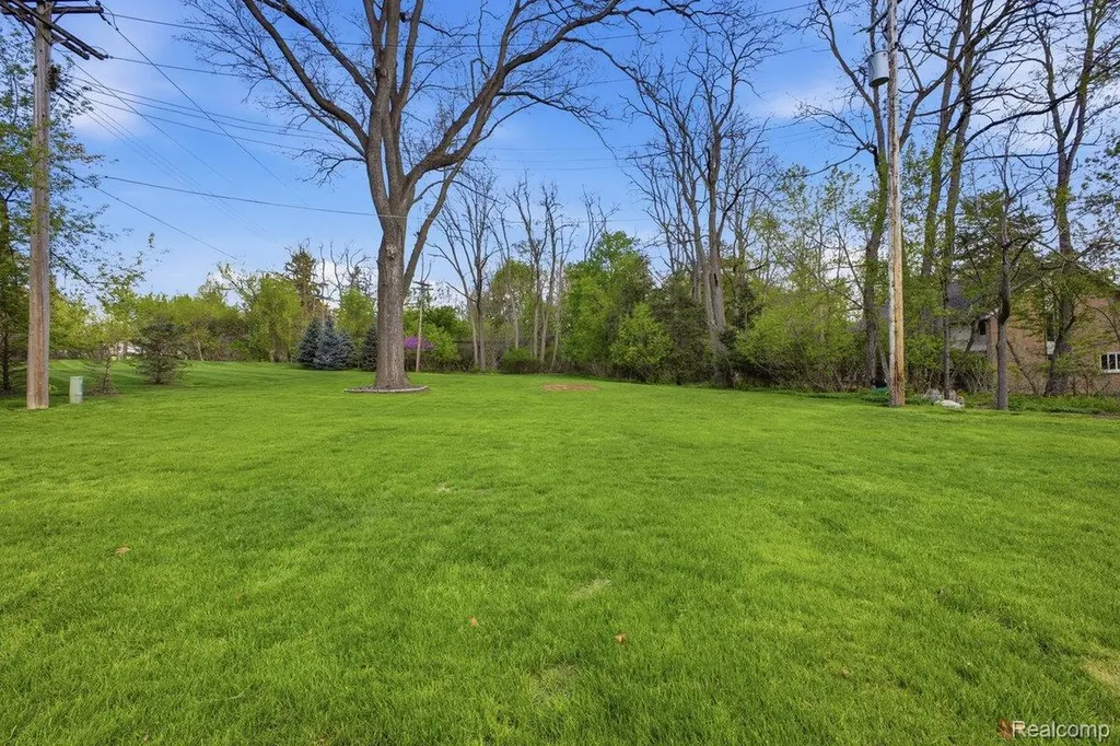 26296 Franklin Court Franklin Village MI 48025
