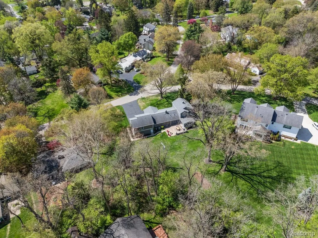26296 Franklin Court Franklin Village MI 48025