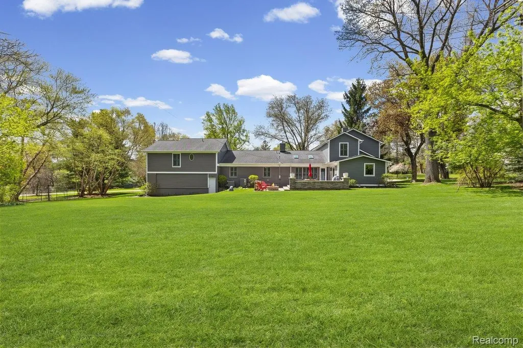26296 Franklin Court Franklin Village MI 48025