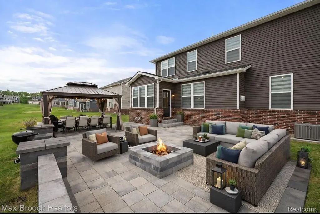 2610 Ironton Drive Commerce Charter Township MI 48382