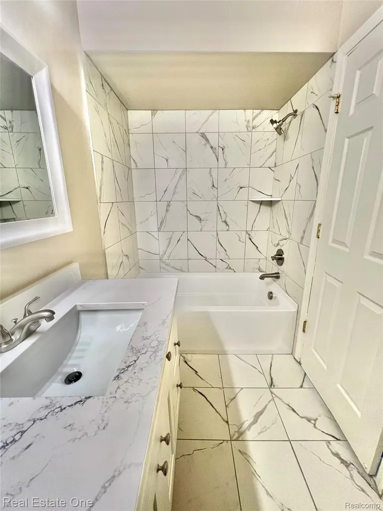 6121 Orchard Lake West Bloomfield Charter Township MI 48322