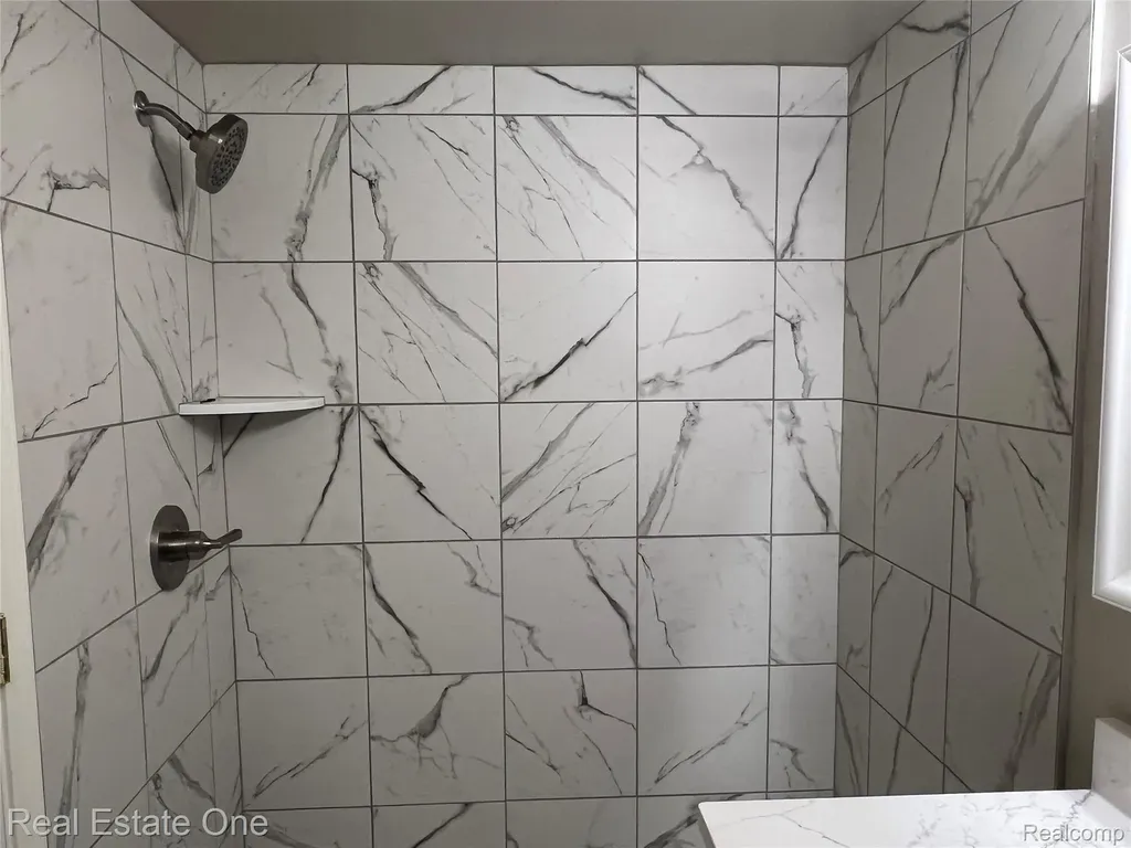6121 Orchard Lake West Bloomfield Charter Township MI 48322
