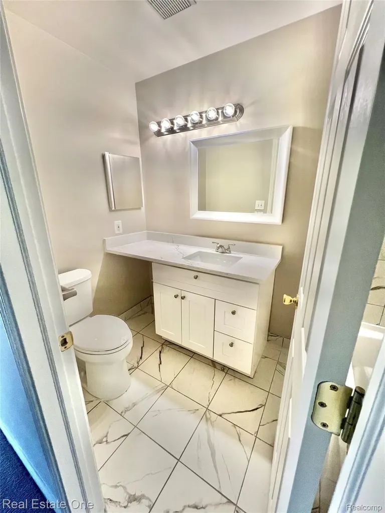 6121 Orchard Lake West Bloomfield Charter Township MI 48322