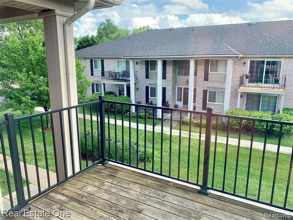6121 Orchard Lake West Bloomfield Charter Township MI 48322