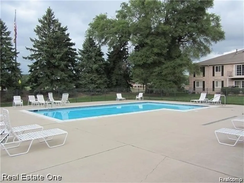 6121 Orchard Lake West Bloomfield Charter Township MI 48322