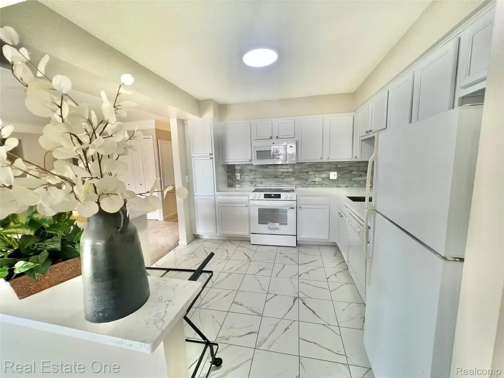 6121 Orchard Lake West Bloomfield Charter Township MI 48322